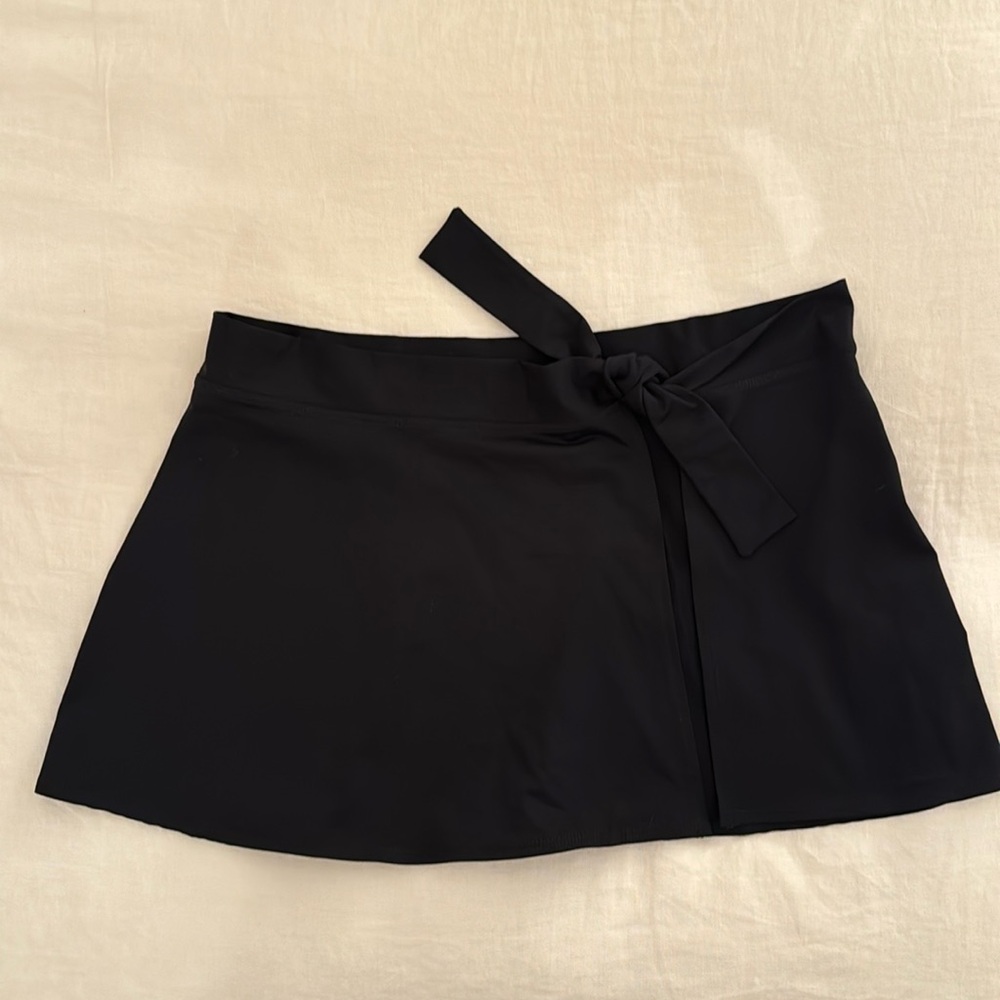 La Blanca split swim skirt cover up with ties. Size Large. Black